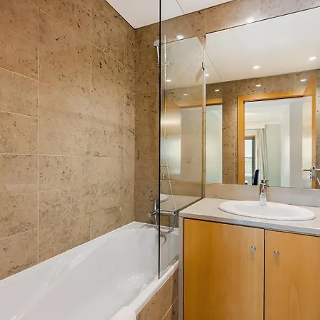 Fm Parque Nacoes * ליסבון